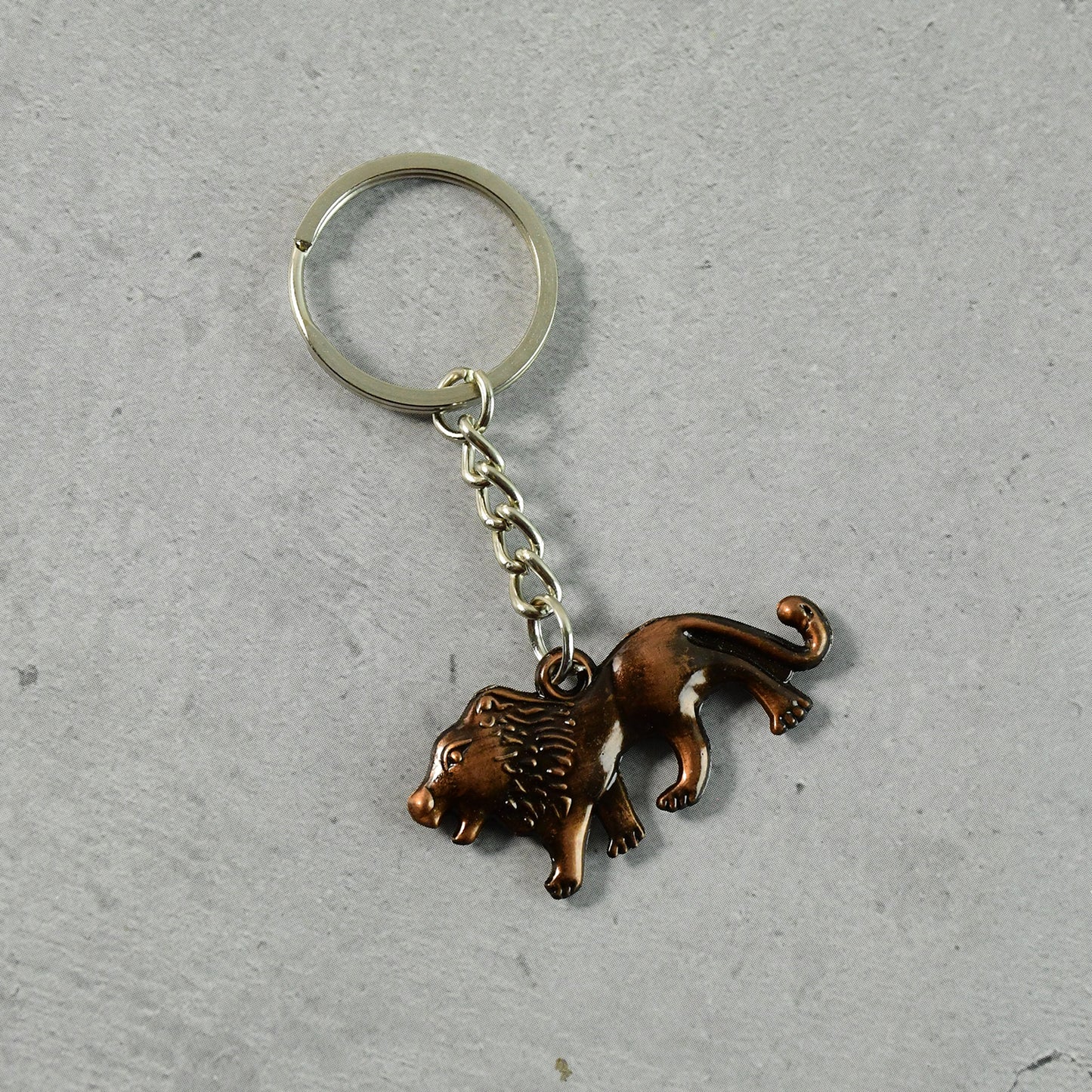 Wukusy elegant walking lion metal keychain featuring a detailed lion design on a silver-tone keychain.
