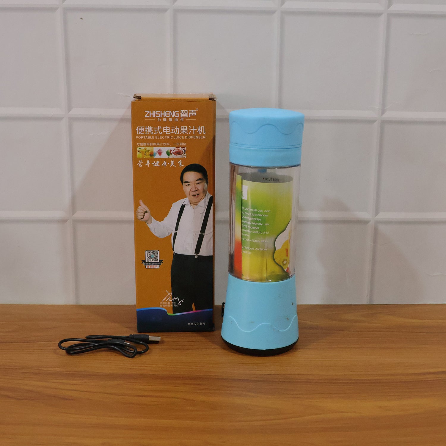 Wukusy portable USB rechargeable electric juicer blender with stainless steel blades and compact design for on-the-go smoothies.