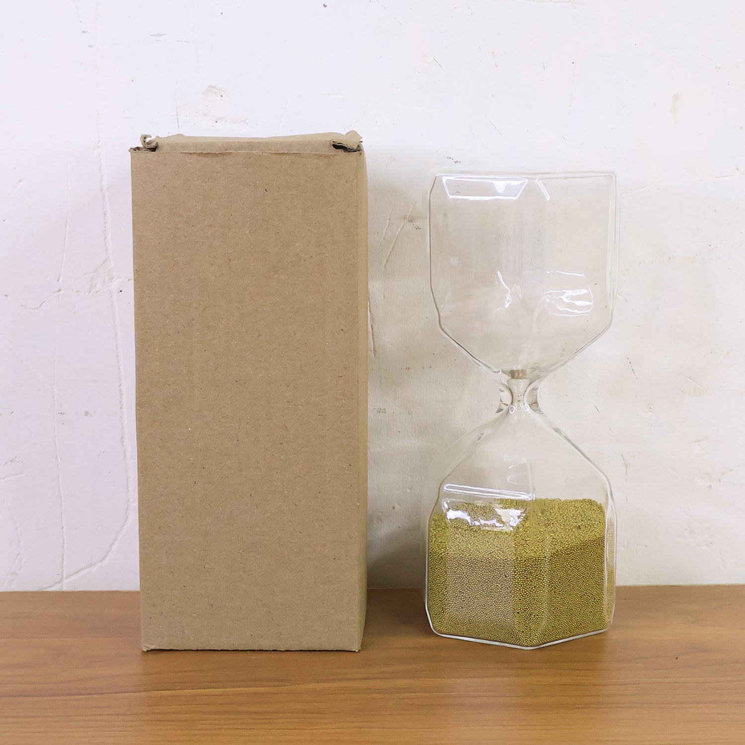 Wukusy faceted glass hourglass sand timer with 4-minute countdown, suitable for office use, featuring a decorative faceted design.