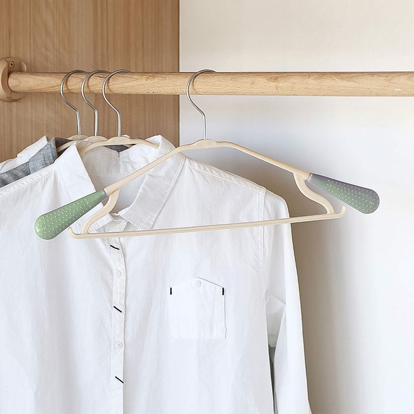 Wukusy PP cloth hanger with zinc-plated steel hook, single set for home organization, displayed hanging on a closet rod.