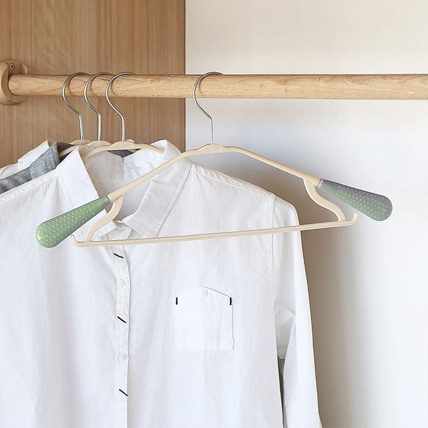 Wukusy PP cloth hanger with zinc-plated steel hook, single set for home organization, displayed hanging on a closet rod.
