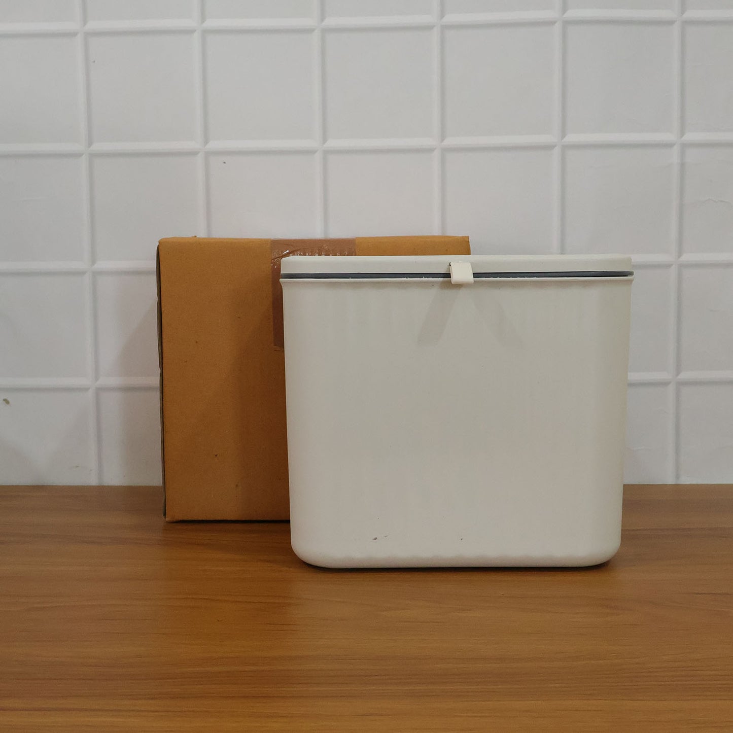 Wukusy stylish plastic kitchen dustbin with a sleek design, suitable for modern kitchen waste disposal.