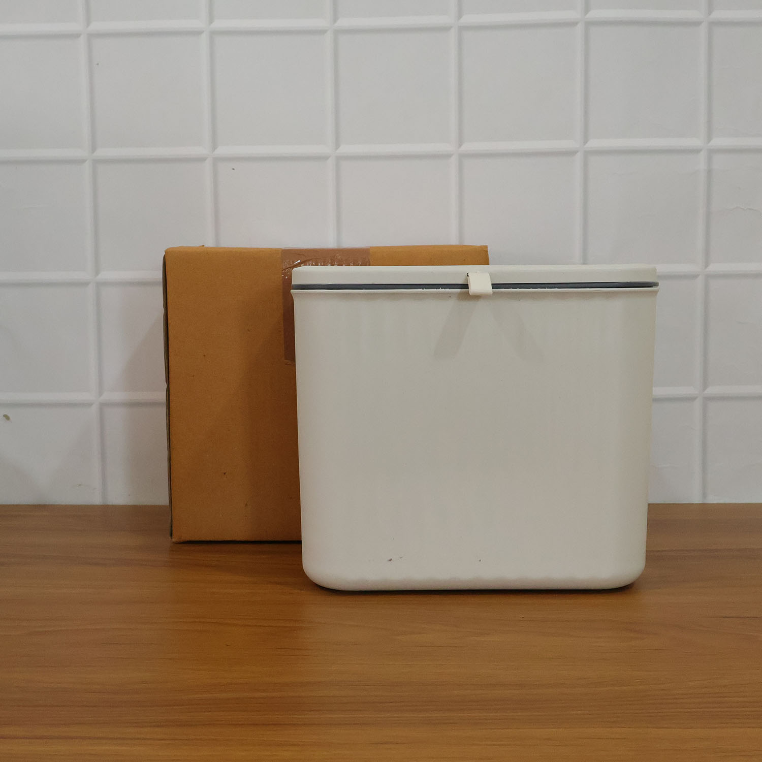 Wukusy stylish plastic kitchen dustbin with a sleek design, suitable for modern kitchen waste disposal.