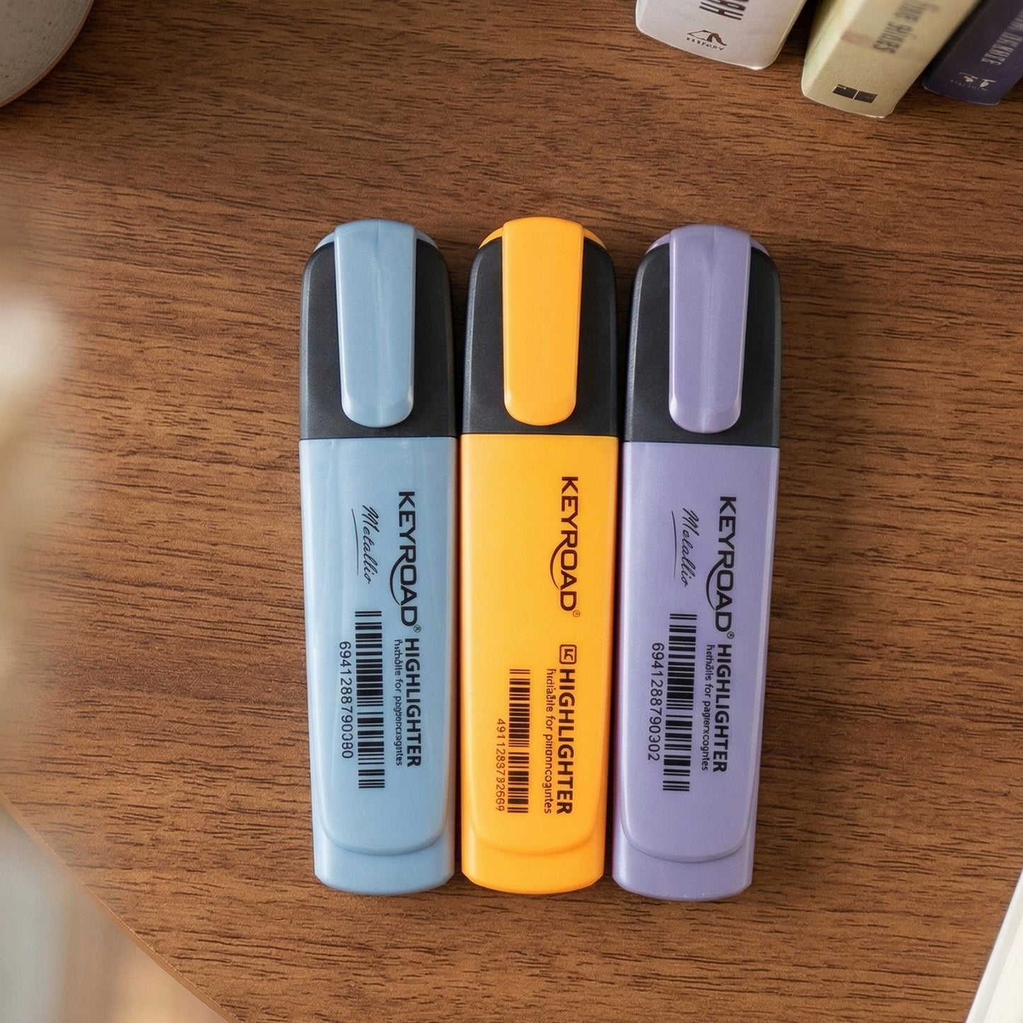 Set of three Wukusy highlighter marker pens with vibrant colors on a white background for highlighting and note-taking.