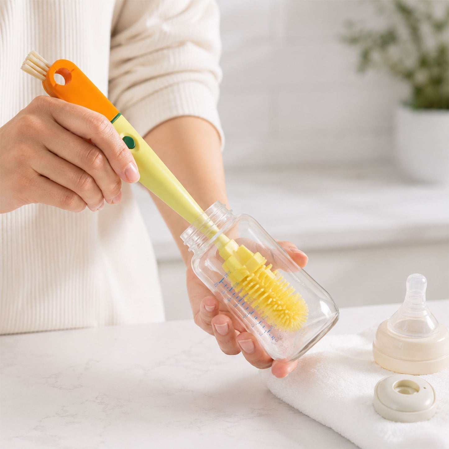 Wukusy 4-in-1 silicone bottle cleaning brush with long handle and nipple brush for thorough cleaning of baby bottles.