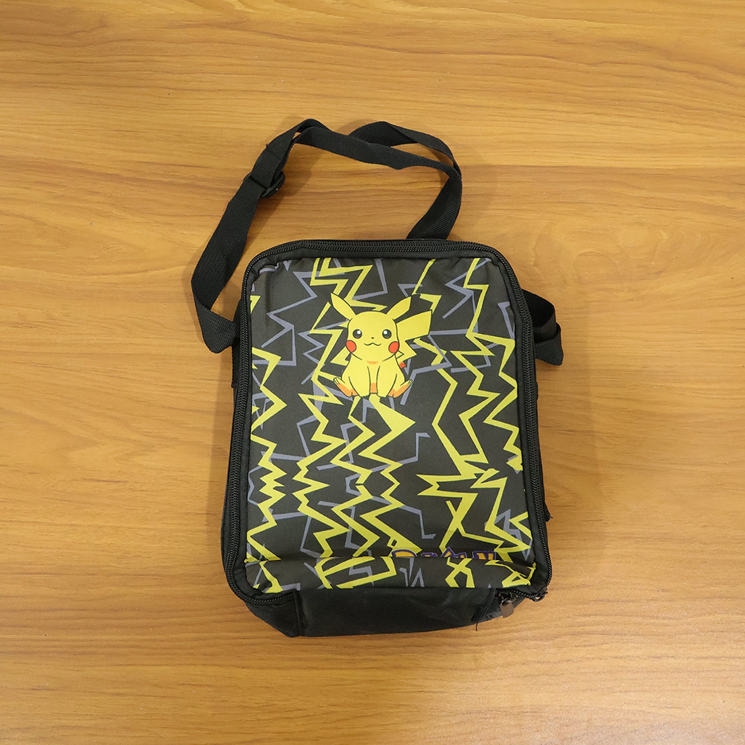Kids cartoon print lunch bag by Wukusy with adjustable strap, featuring colorful cartoon characters on a 19x24 cm bag.