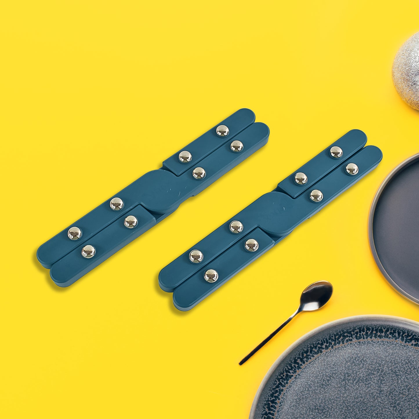 Wukusy Apex Foldable Hot Mate Set with two folding pan stands for hot pots, made of durable metal, ideal for home kitchen use