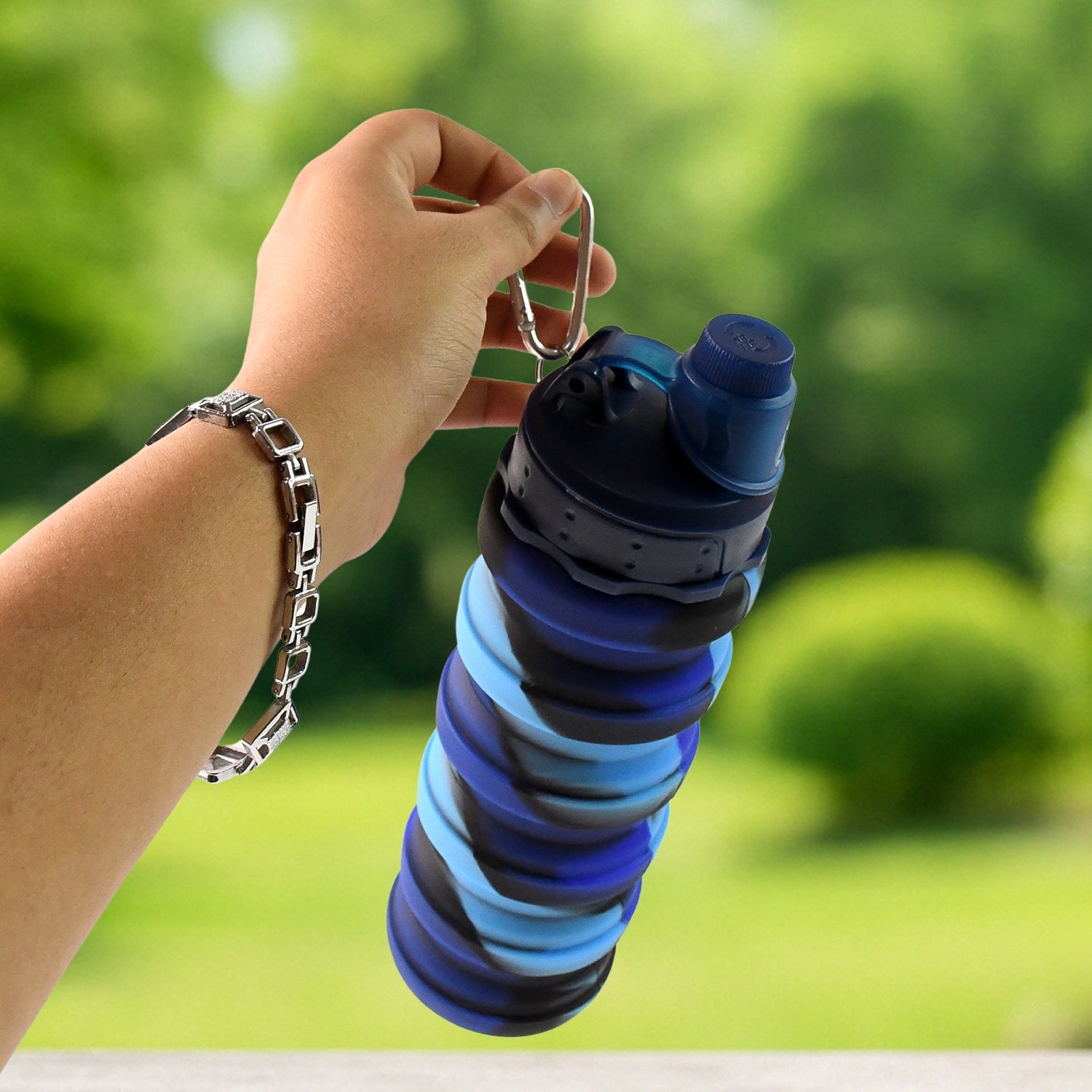 Wukusy silicone foldable water bottle, 24 cm, 500 ml capacity, collapsible design, shown in open and folded state.