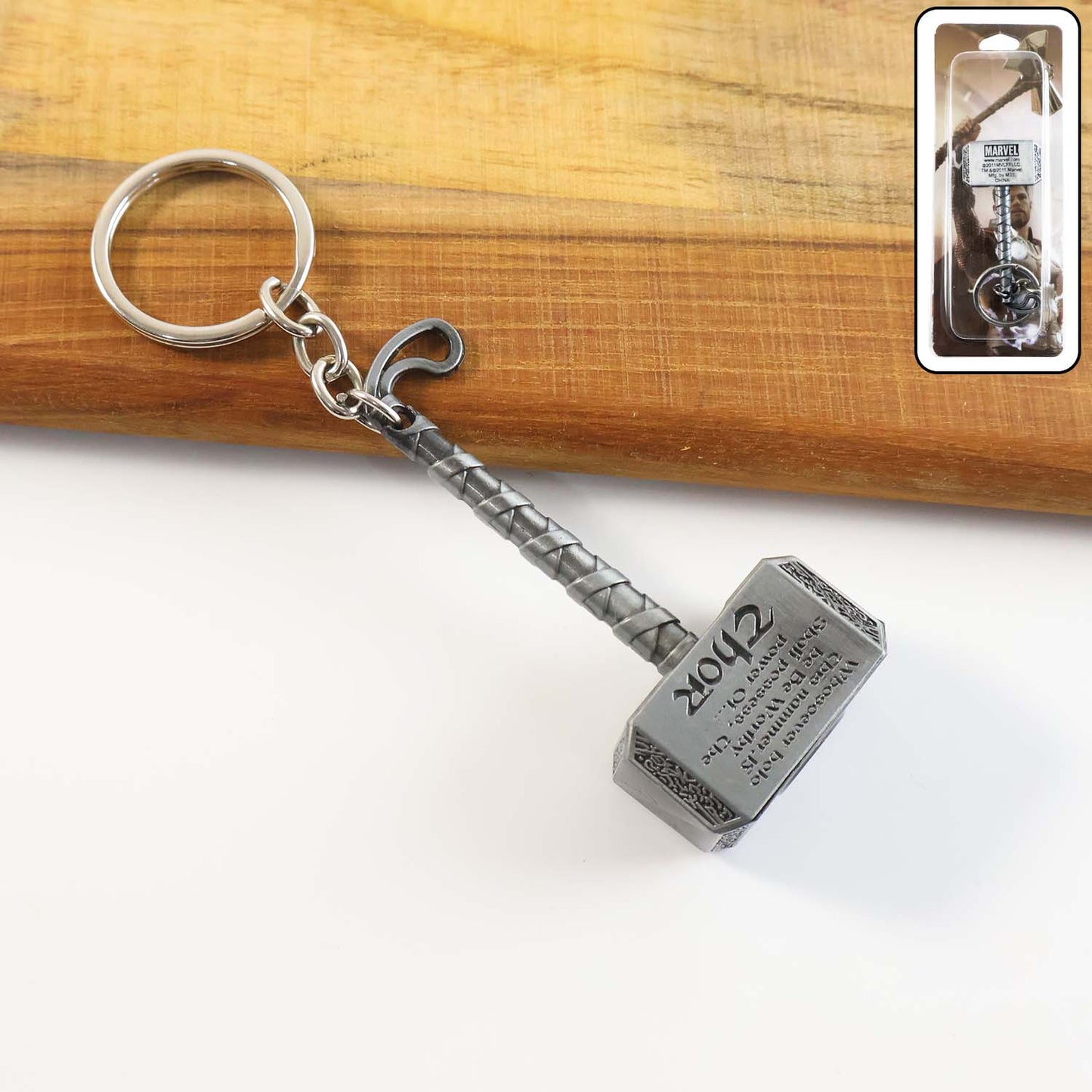 Wukusy metal hammer-shaped keychain in silver, lightweight 7g, with detailed hammer design for key organization or accessories.