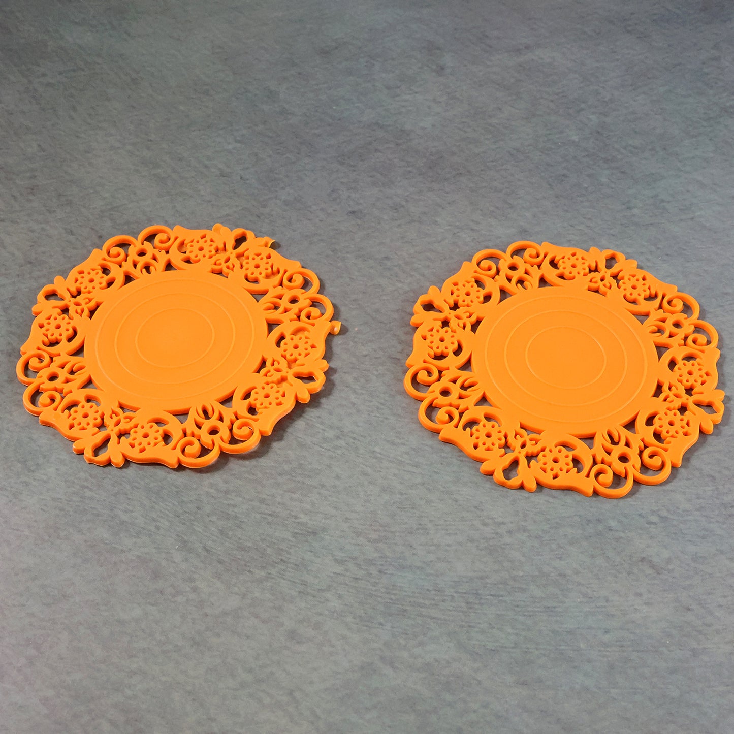 Wukusy heat-resistant decorative hot mat and cup coaster set with two 10 cm round mats, designed to protect surfaces from hot drinks.