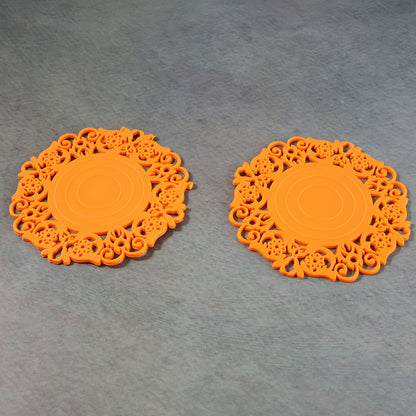 Wukusy heat-resistant decorative hot mat and cup coaster set with two 10 cm round mats, designed to protect surfaces from hot drinks.