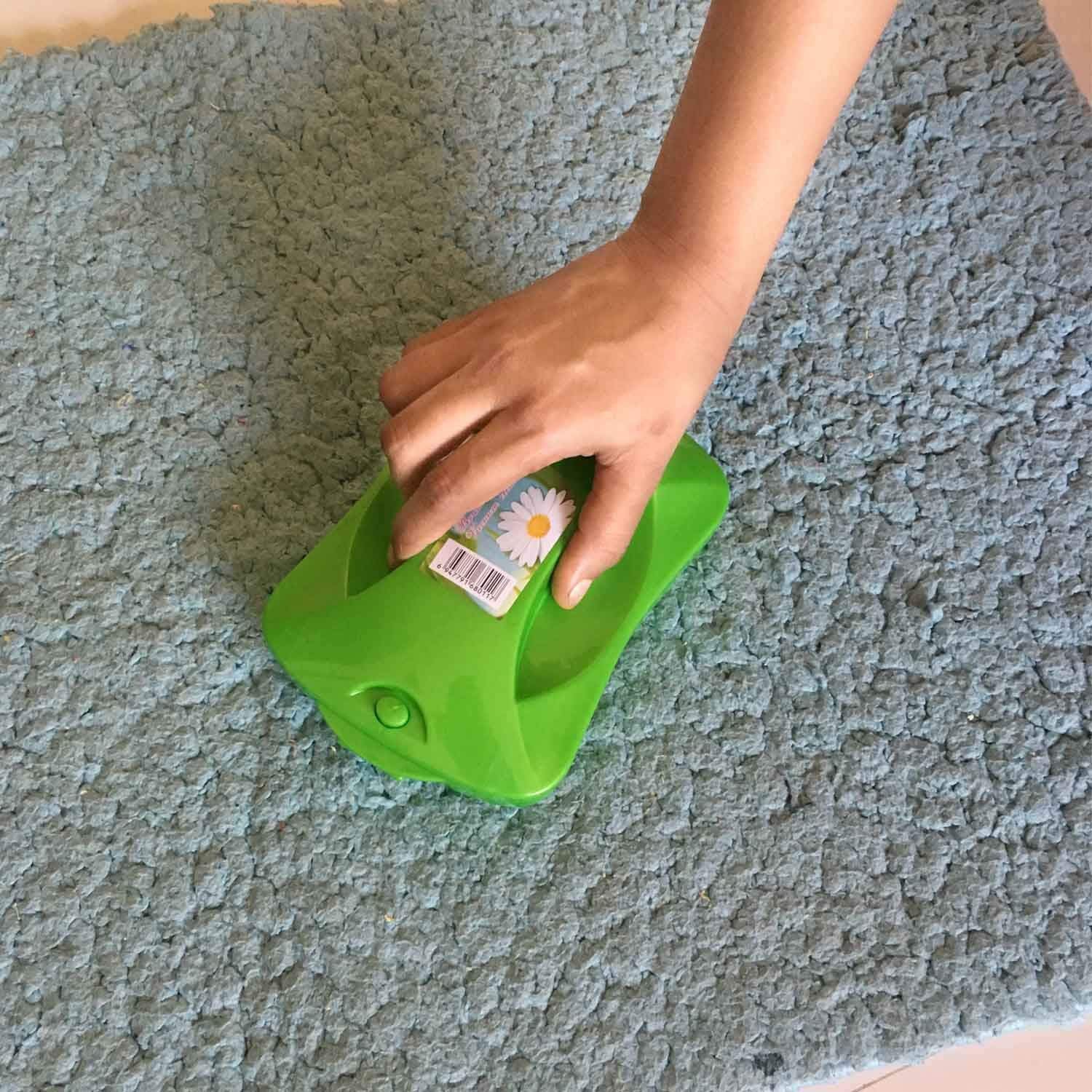Wukusy 6230a plastic handheld carpet roller brush with dust crumb collector, suitable for wet and dry carpet cleaning.