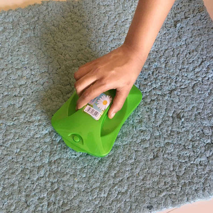 Wukusy 6230a plastic handheld carpet roller brush with dust crumb collector, suitable for wet and dry carpet cleaning.