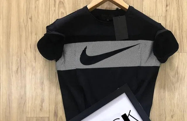 Black men's T-shirt from brand 8969, showcasing a comfortable fit and classic crew neck design.