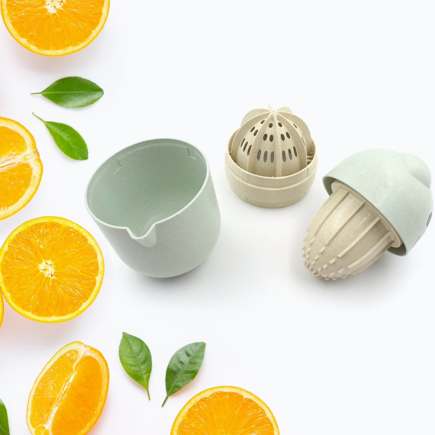 Wukusy 5491 manual citrus juicer for home and travel, small portable lime juicer in food-grade plastic with a simple design
