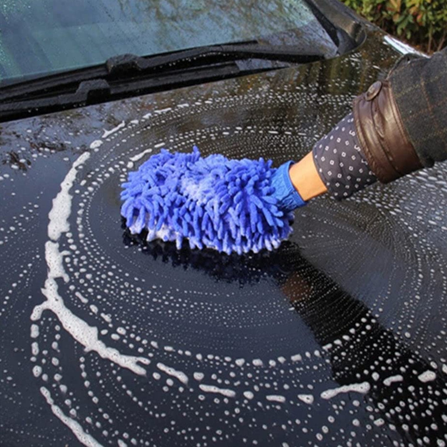 Wukusy microfiber wash mitt, a versatile cleaning glove shown with soft microfiber material for car and home cleaning.