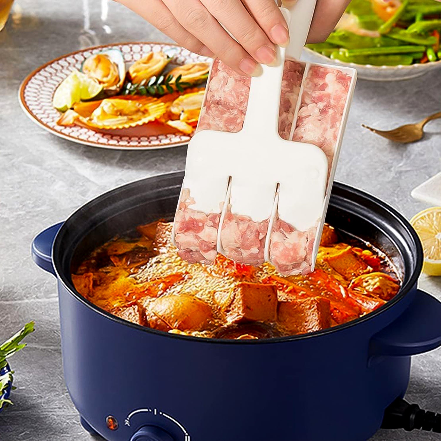 Wukusy Gujia meatball maker set showing a hand shaping meatballs, designed for easy and uniform meatball creation.