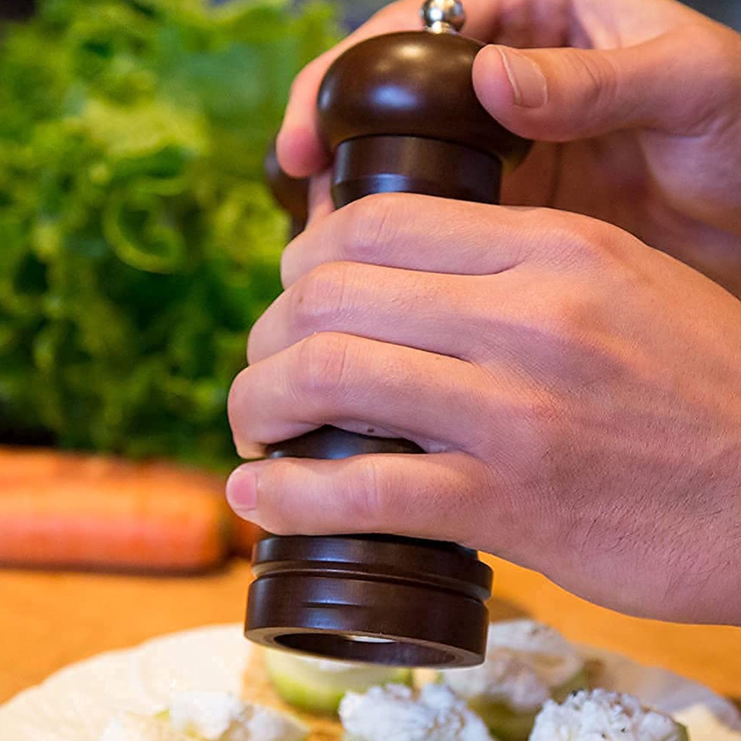 Wukusy 8-inch wooden pepper mill with a classic design, perfect for grinding fresh pepper in home and kitchen use.
