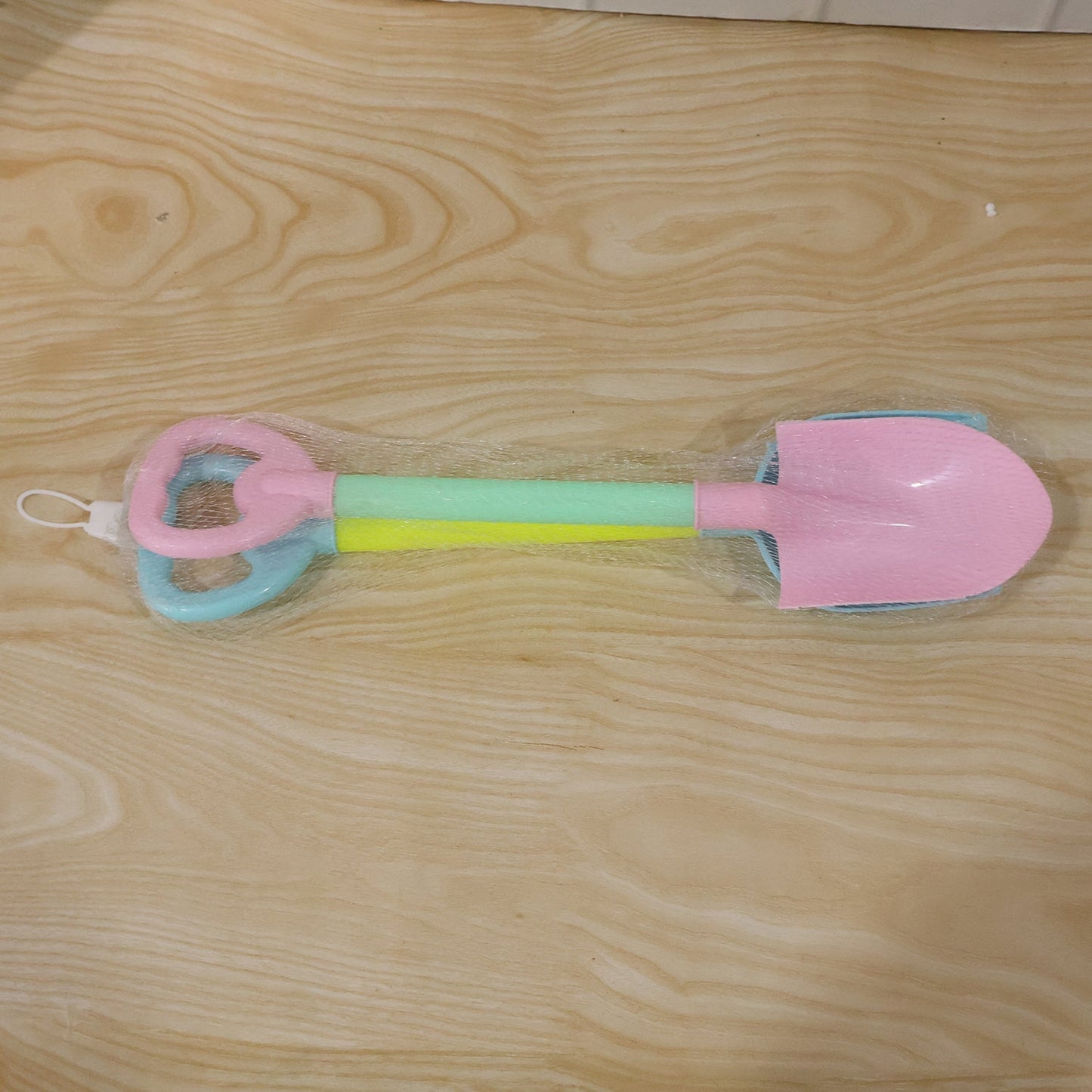 Wukusy kids beach sand shovel toy set with two plastic digging tools for sand play and outdoor fun.