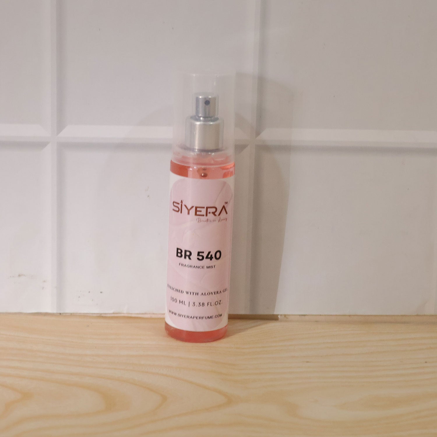 Wukusy fragrance mist body spray with aloe vera gel in a 100ml spray bottle, featuring a clear design and floral accents.