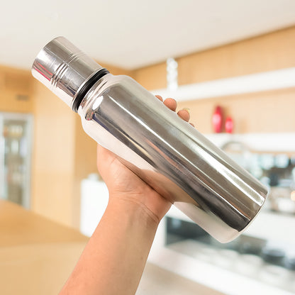 Wukusy Apex Pro stainless steel oil pourer 750ml for precise kitchen oil dispensing, shown in a home kitchen setting