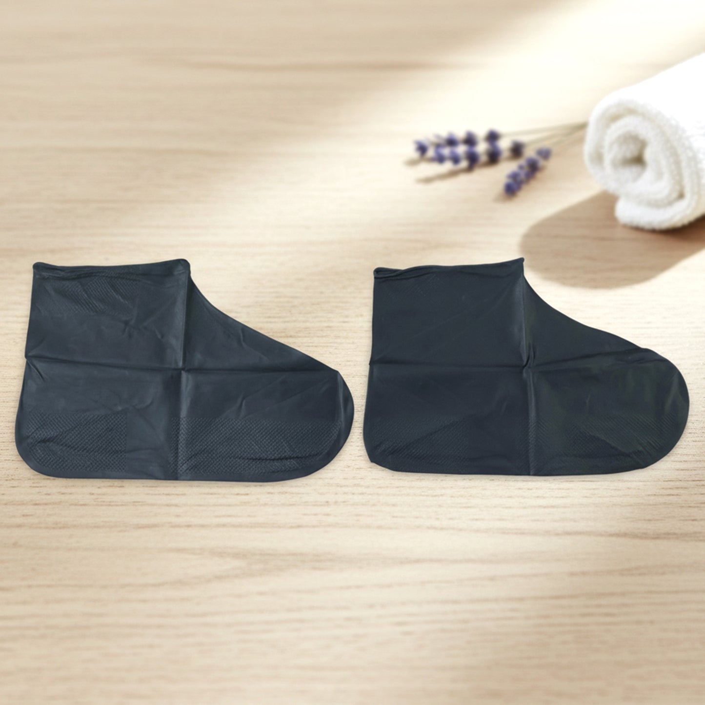 Pair of Wukusy waterproof latex silicone shoe covers in medium size, designed to protect footwear from water and dirt.