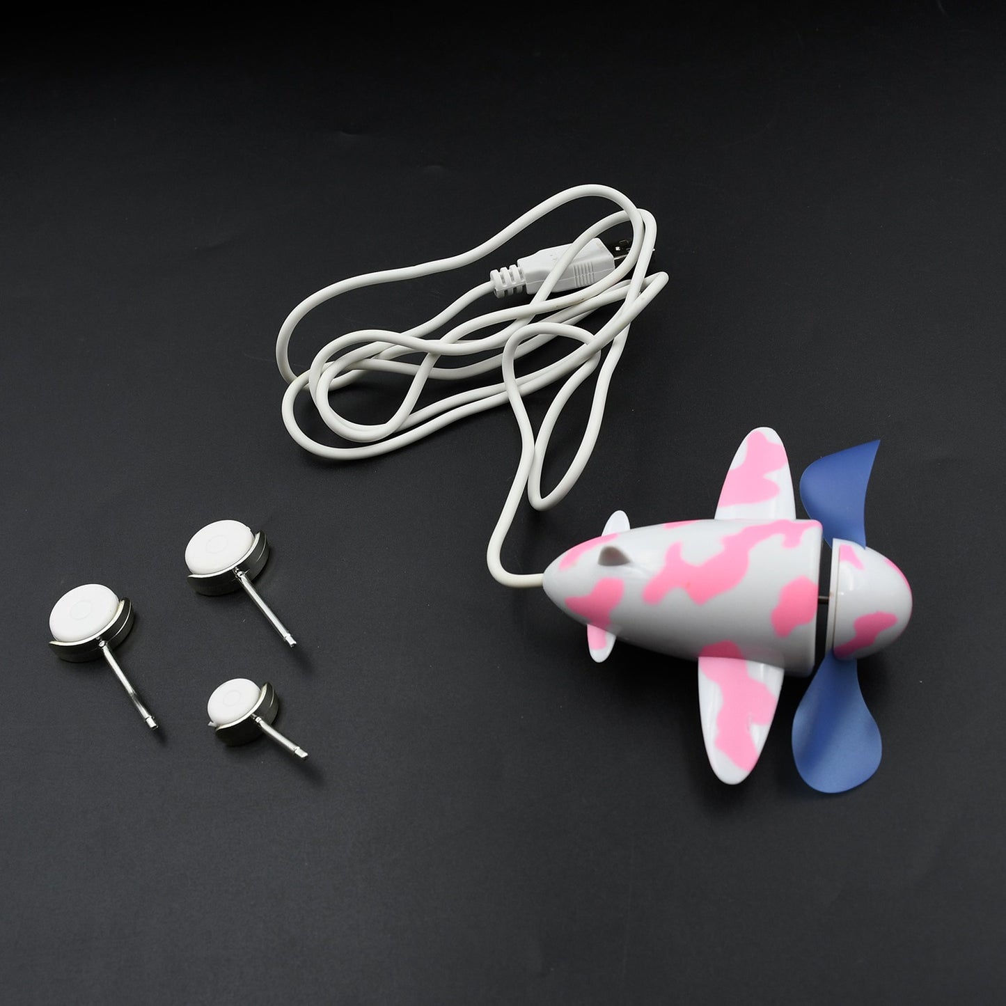 Wukusy 7721 plane-shaped USB fan for laptop and desktop, energy-saving computer fan with unique airplane design.