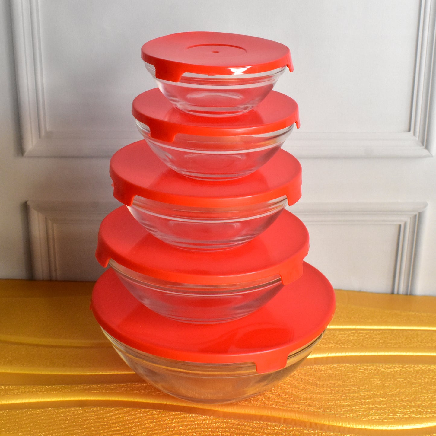 Set of five Wukusy modern glass mixing and storage bowls with red lids, clear glass bowls with colorful red lids for kitchen use.