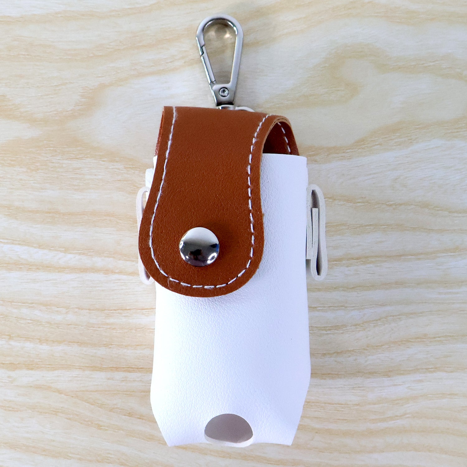 Wukusy golf tees holder mini ball pouch with carabiner for easy attachment, compact and practical for golf equipment.