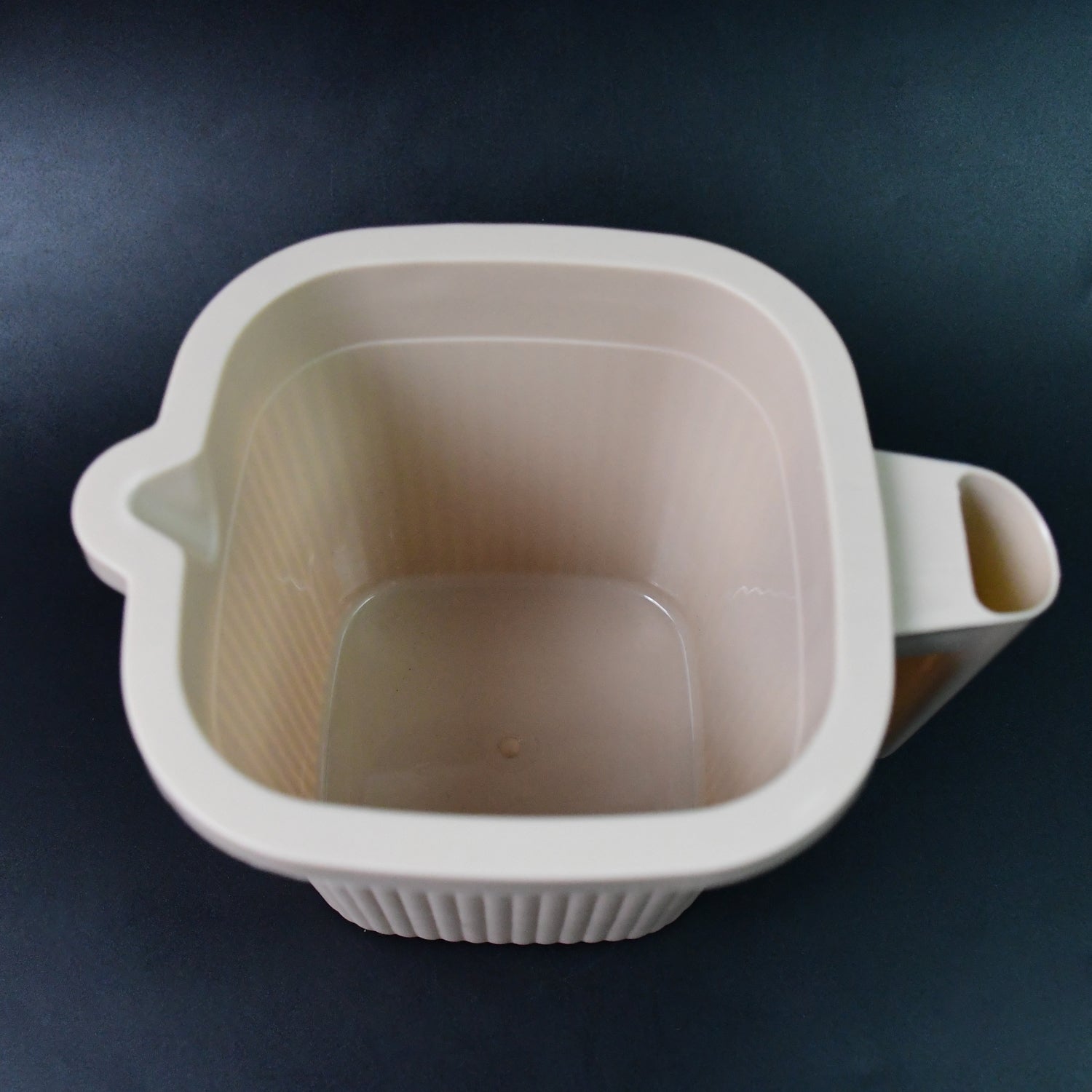 Plastic square bath water mug from Wukusy, 1000 ml capacity, in mix colors, used for bathroom water or rinsing purposes.