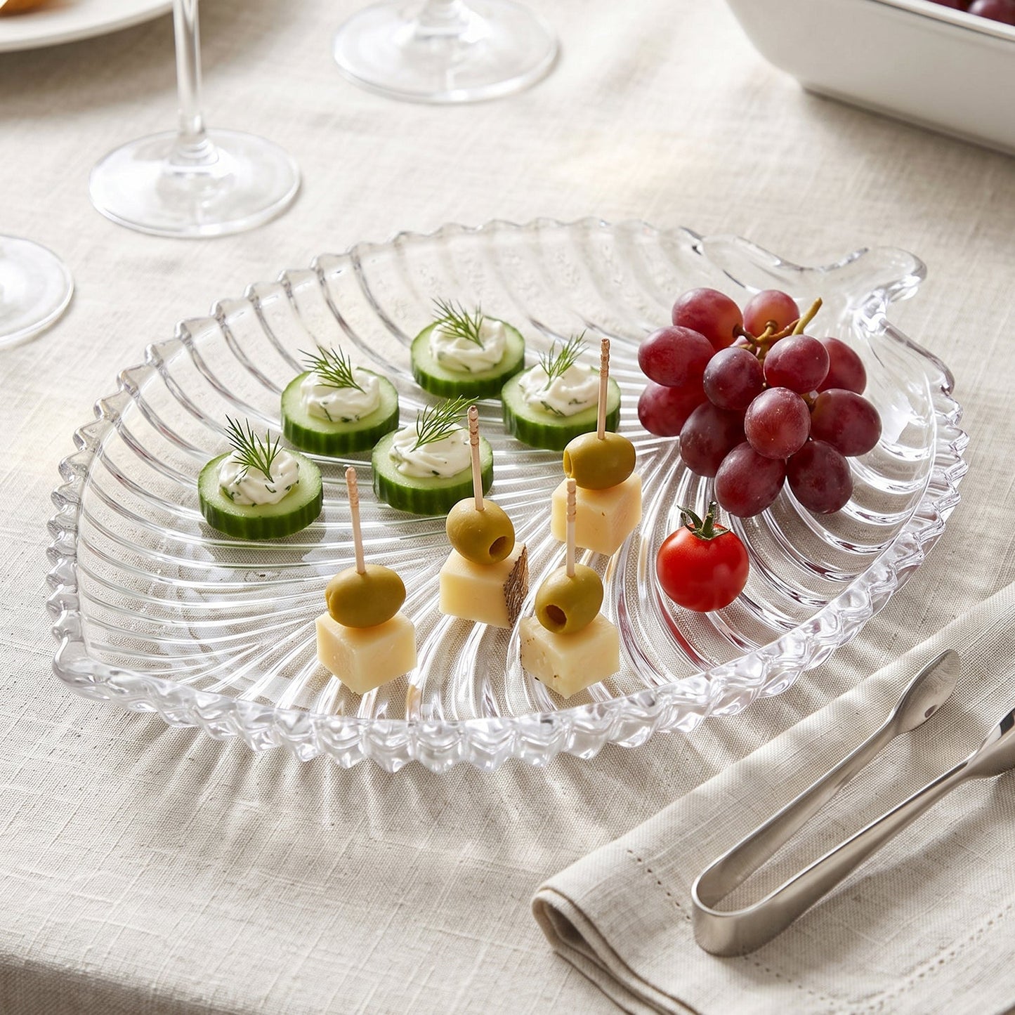 Wukusy leaf-shaped glass serving tray, 20x16cm platter for snacks and desserts, elegant and decorative for table presentation.