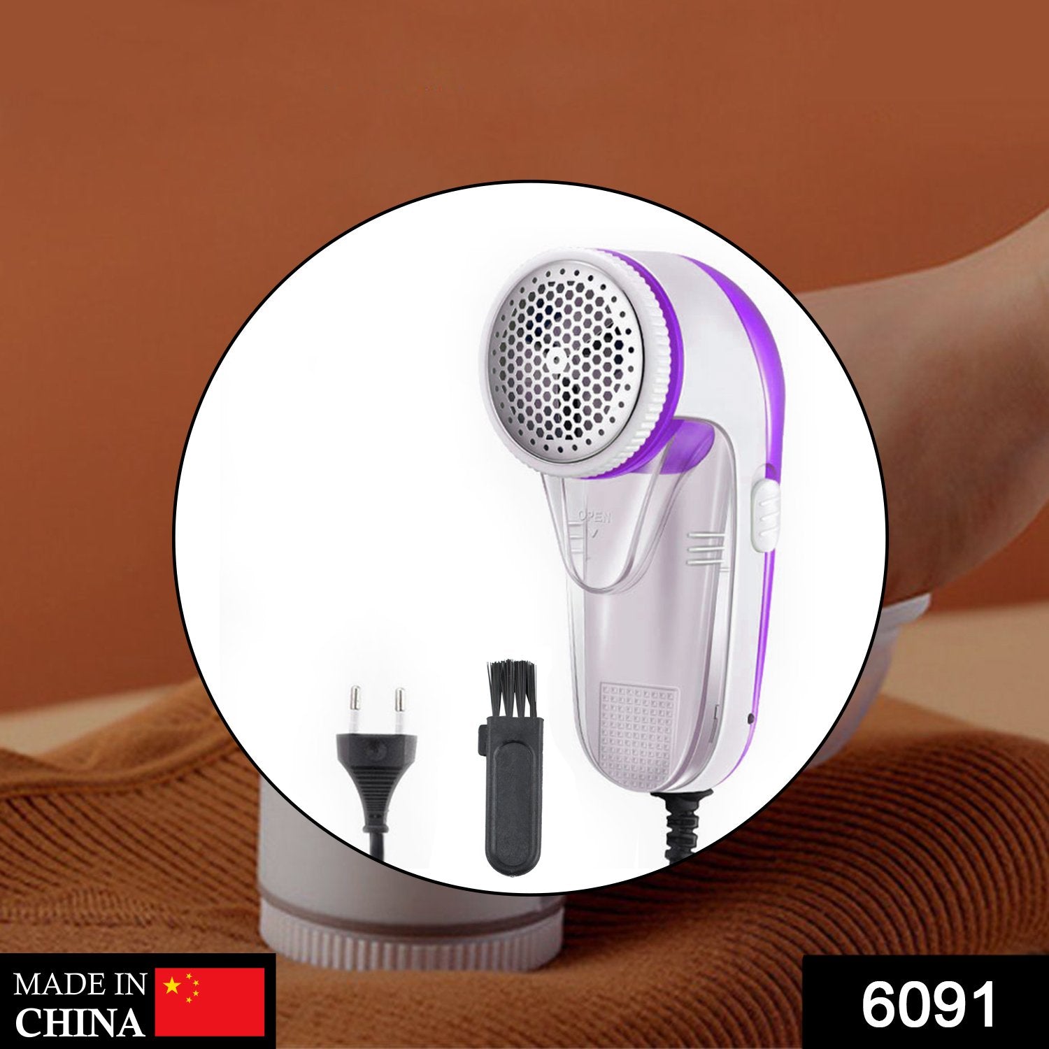 Wukusy Creative Mind lint remover for wool sweaters, blankets, and jackets, featuring a handheld design to remove lint and fuzz.