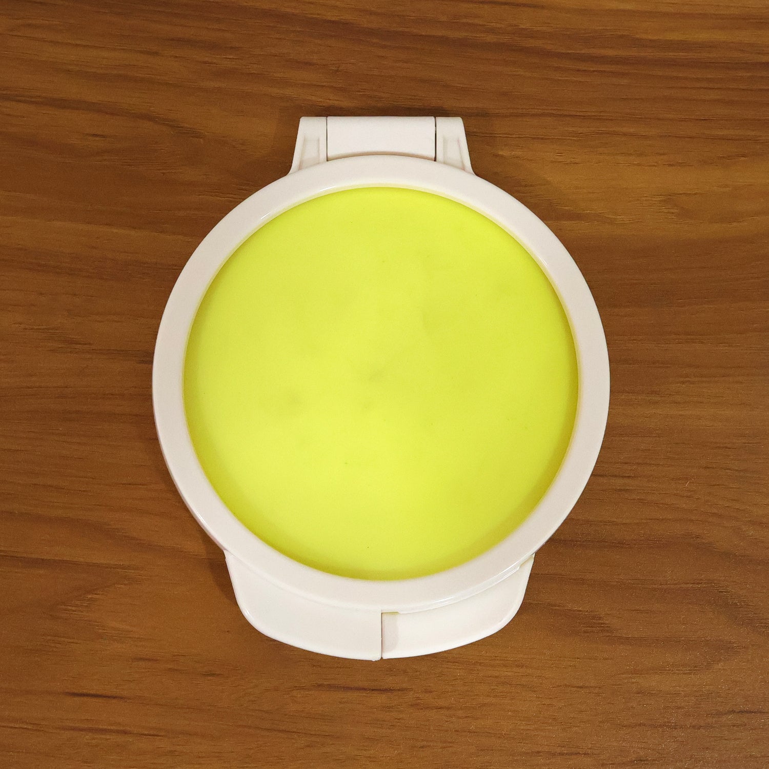 Wukusy round food saver storage container with lid, 18x15 cm, made of clear plastic for fresh food storage.