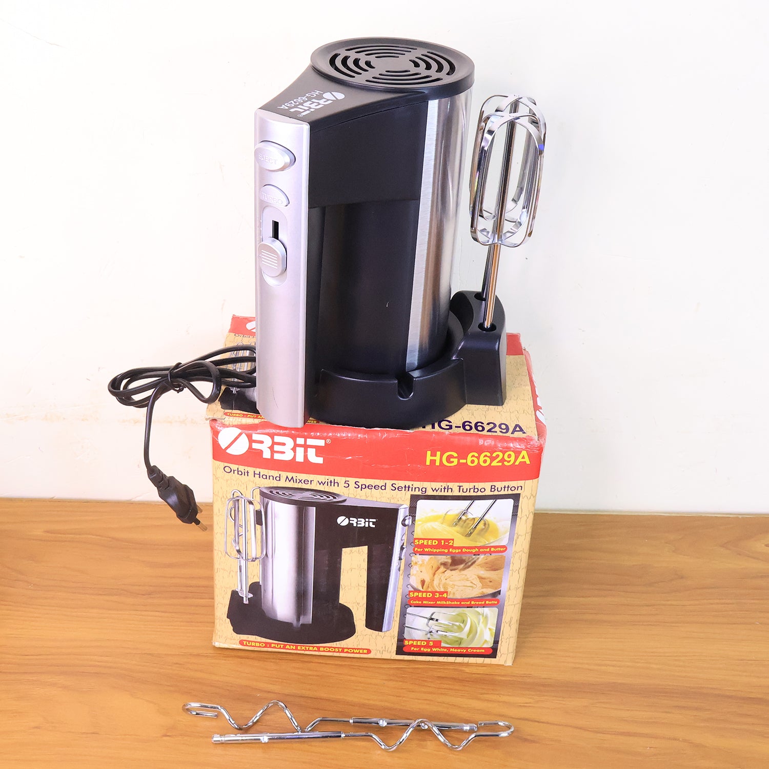 Wukusy Orbit stainless steel electric hand mixer with 450W motor, shown with beaters and control buttons for home baking.