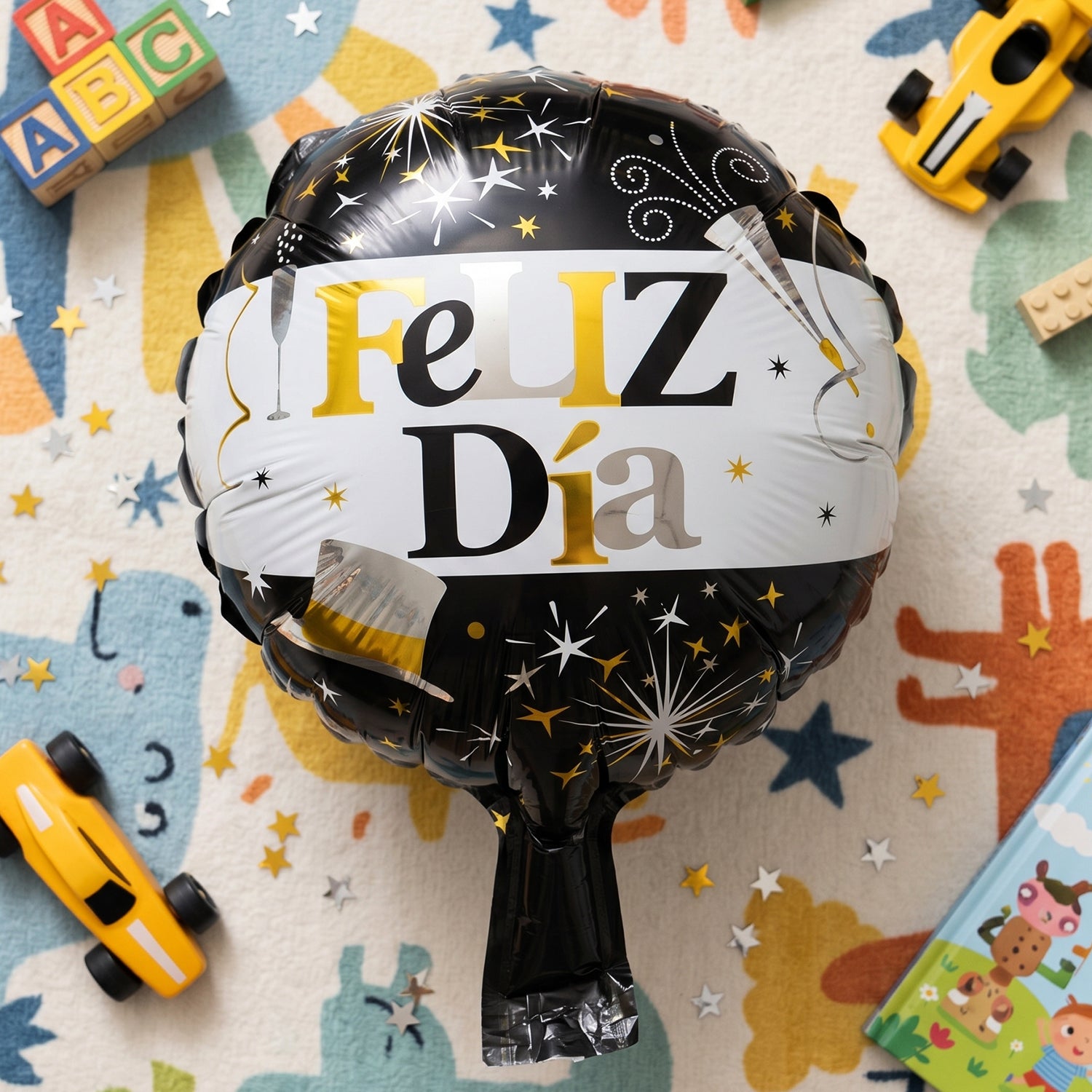 Black and gold Feliz Dia round foil balloon by Wukusy, featuring festive lettering and shiny surface for celebrations.