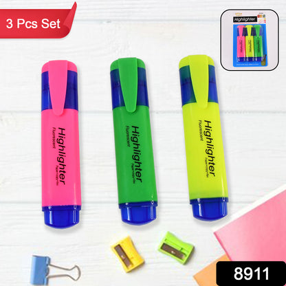 Set of three Wukusy water-based highlighter pens in assorted colors with broad tips, ideal for office and writing tasks.