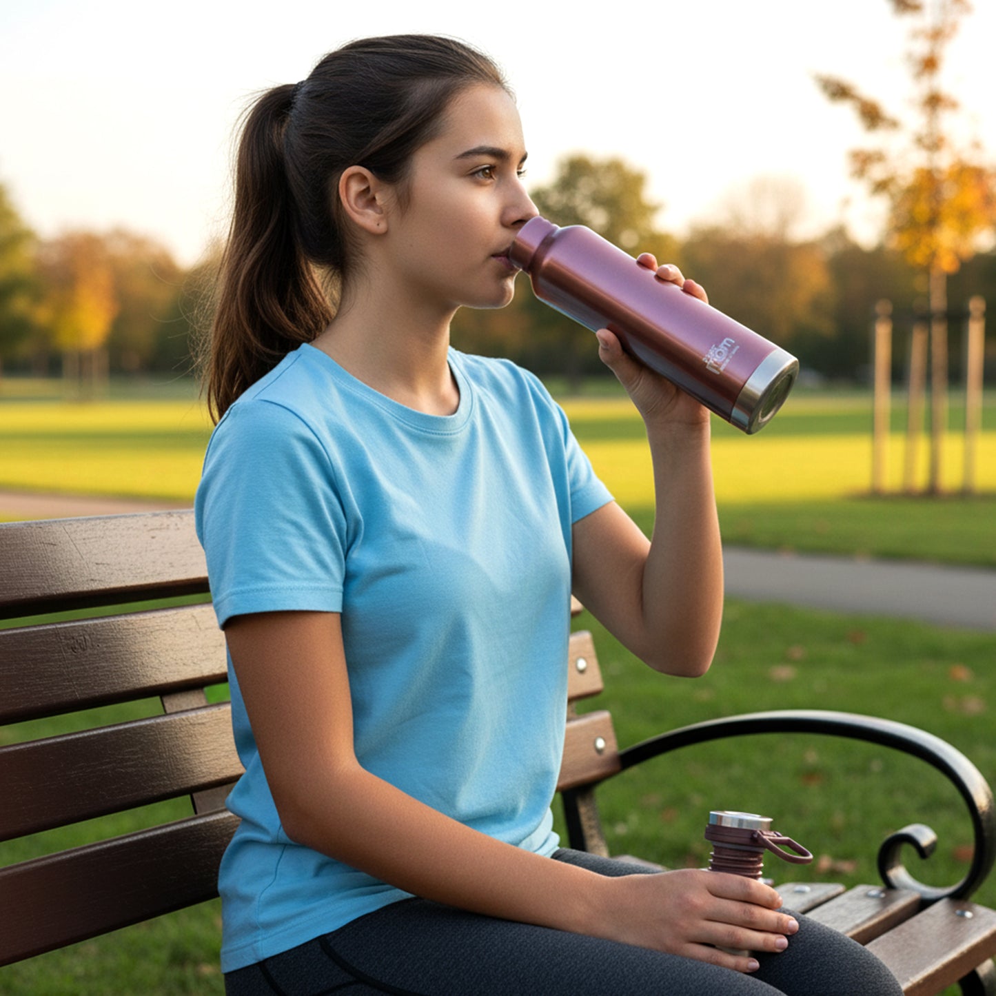 Wukusy Supermom Hydro water bottle, 750ml, transparent with a colorful lid and ergonomic design for hydration on the go.
