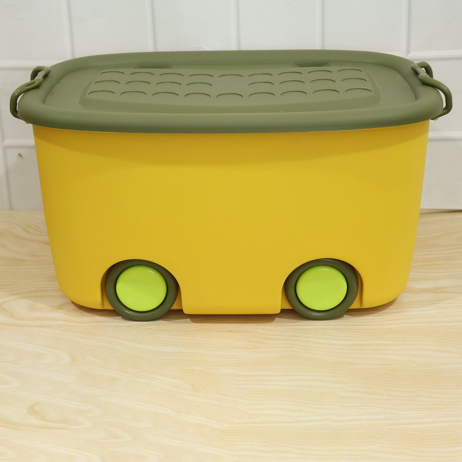 Wukusy 25L rolling storage container box with wheels and lid, ideal for toy organization and easy transport.