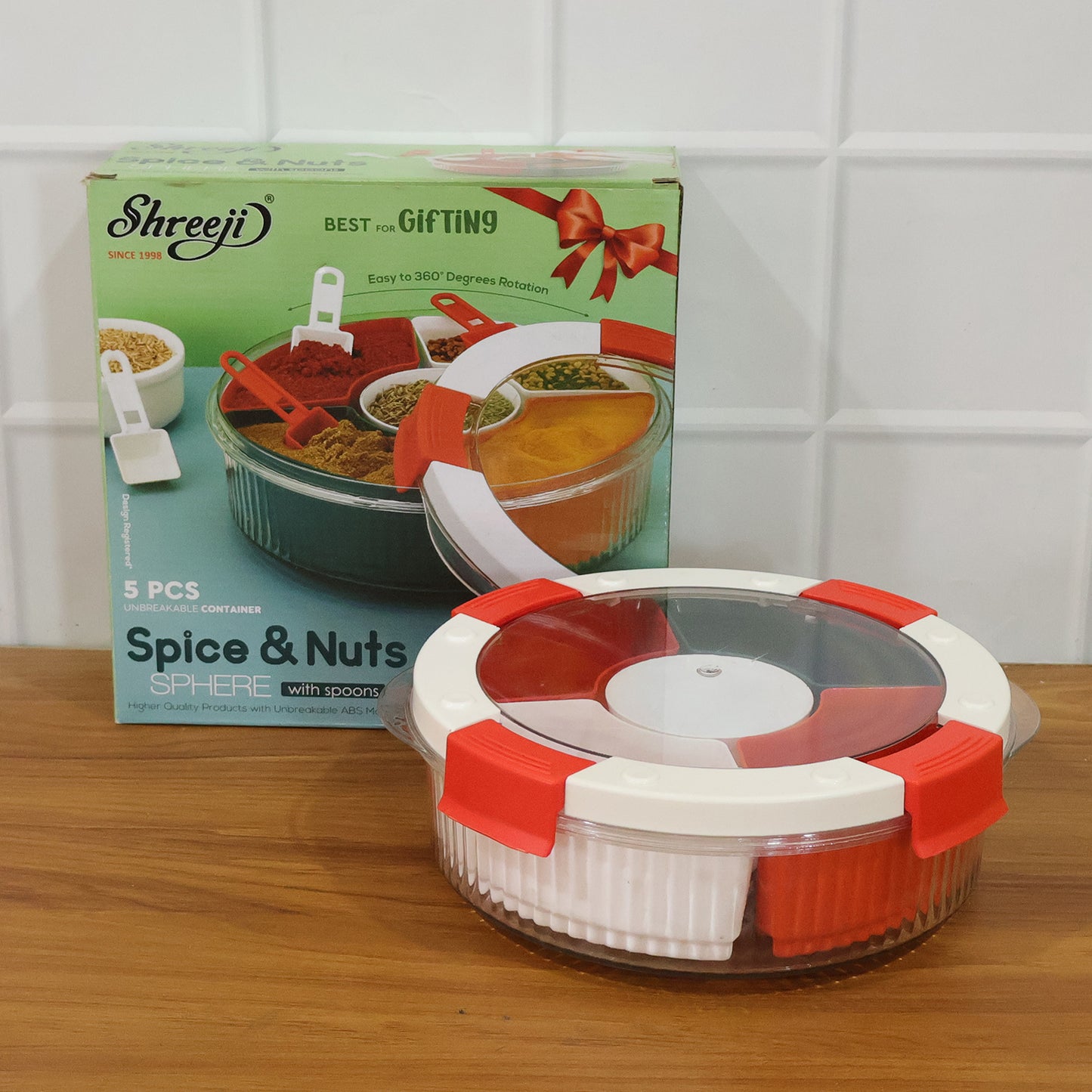 Wukusy plastic spice storage box with five compartments and spoons, organized for easy spice access and storage.