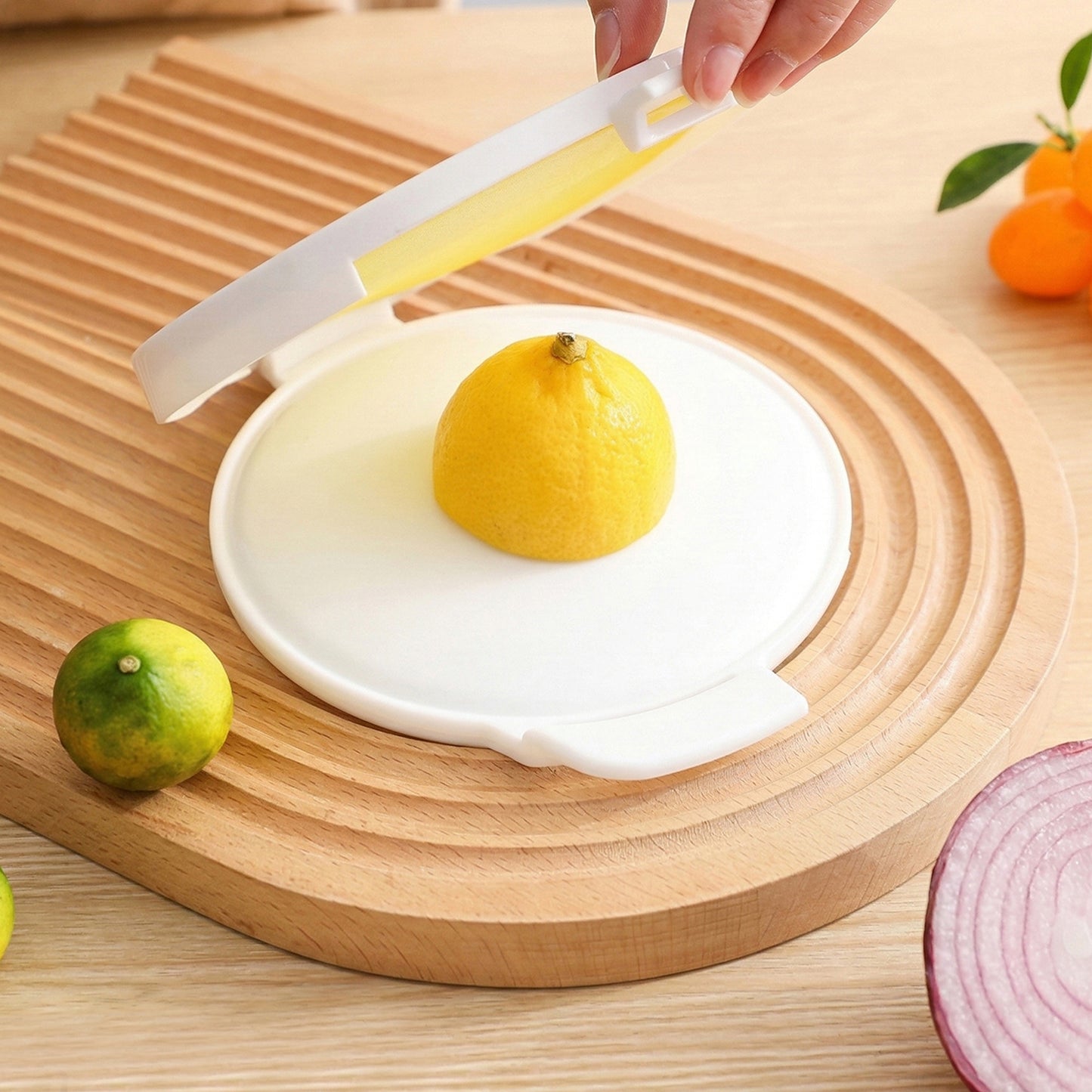 Wukusy round food saver storage container with lid, 18x15 cm, made of clear plastic for fresh food storage.