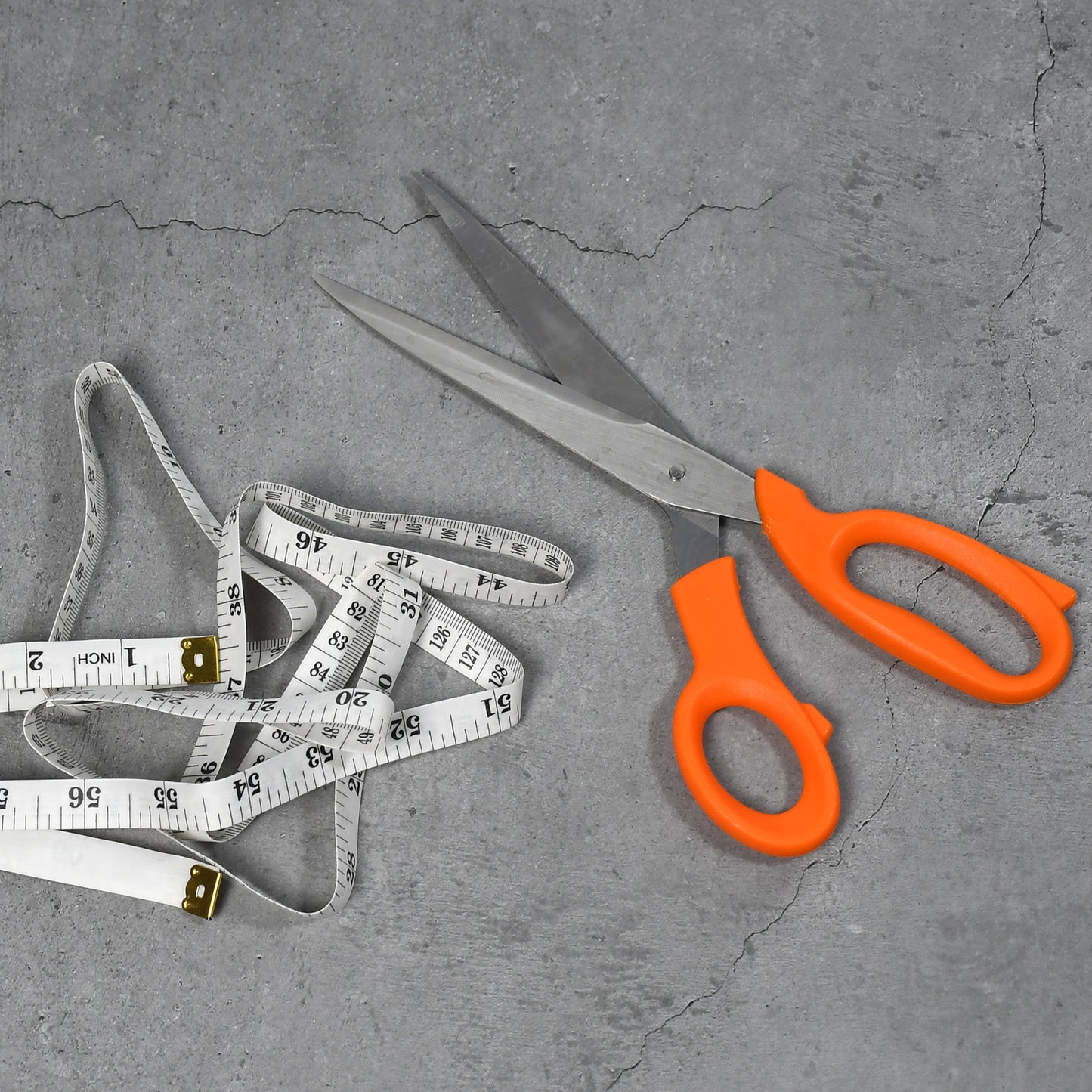 Wukusy tailor scissors with high-quality blades and flexible measuring tape for home sewing and tailoring projects.