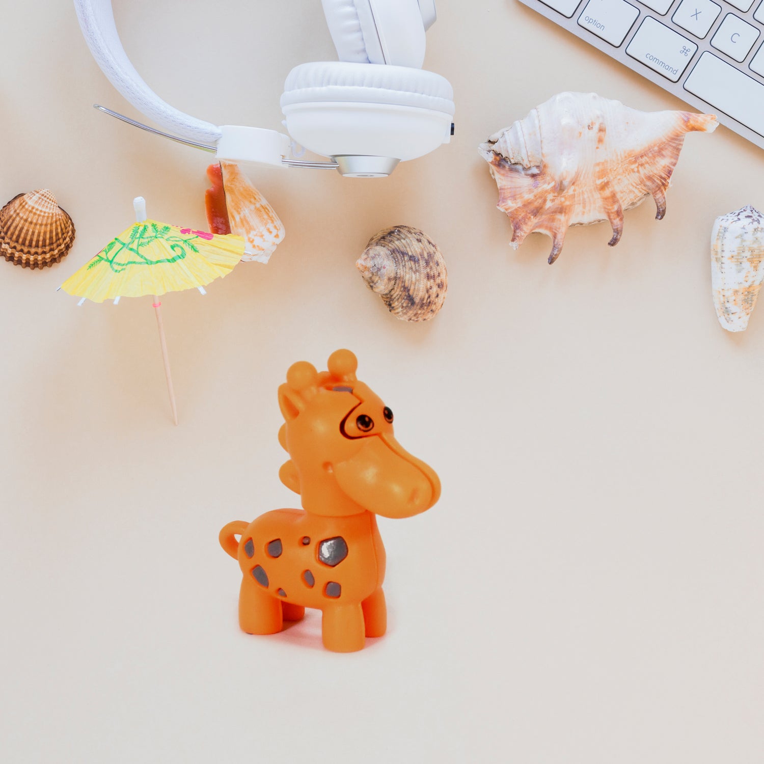 Wukusy 1933 extendable giraffe toy with a cute appearance and adjustable neck, perfect for children’s play and imaginative fun.