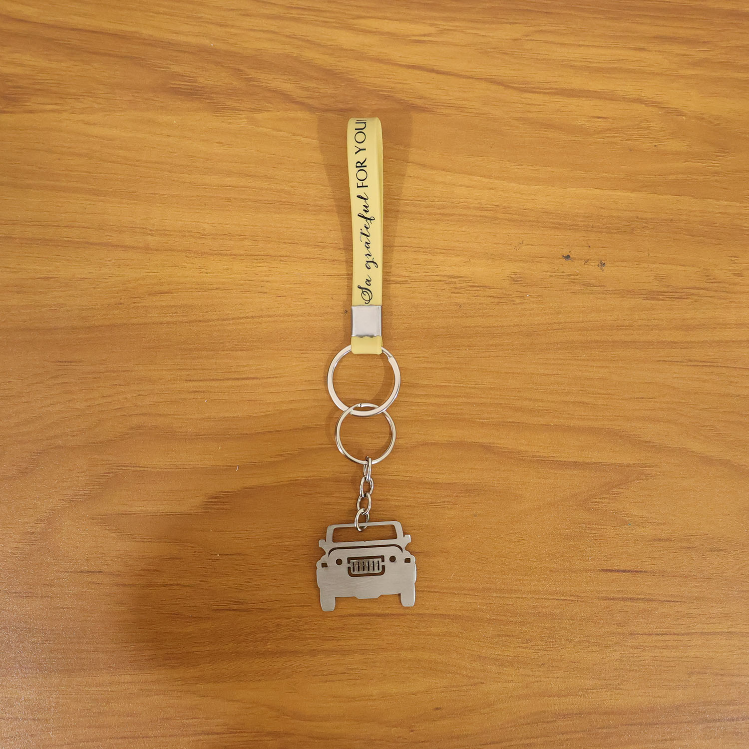 Wukusy stylish dual-keyring metal car keychain set with two durable silver rings on a sleek metal finish.