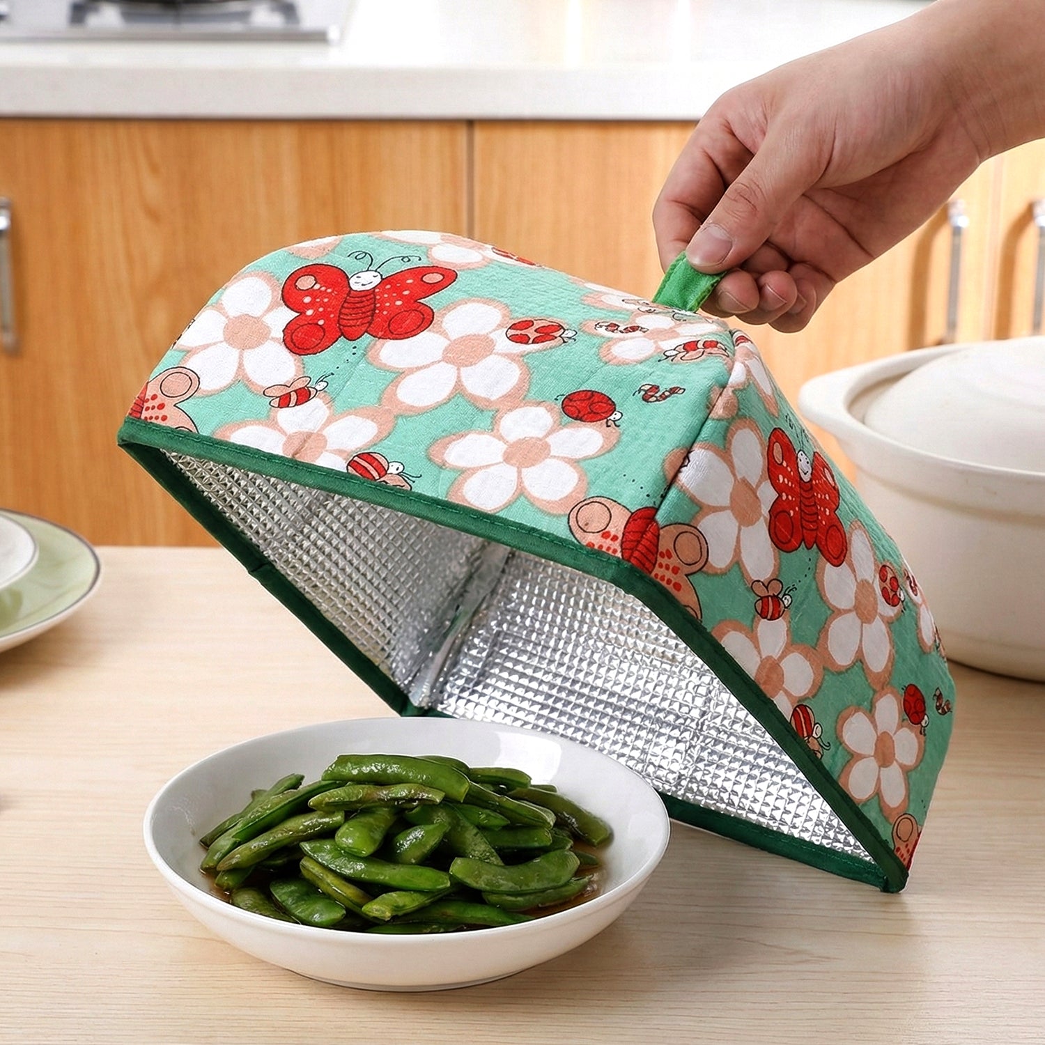 Foldable Wukusy food cover, 20x20 cm, protecting food from insects and dust, with a lightweight, collapsible design.