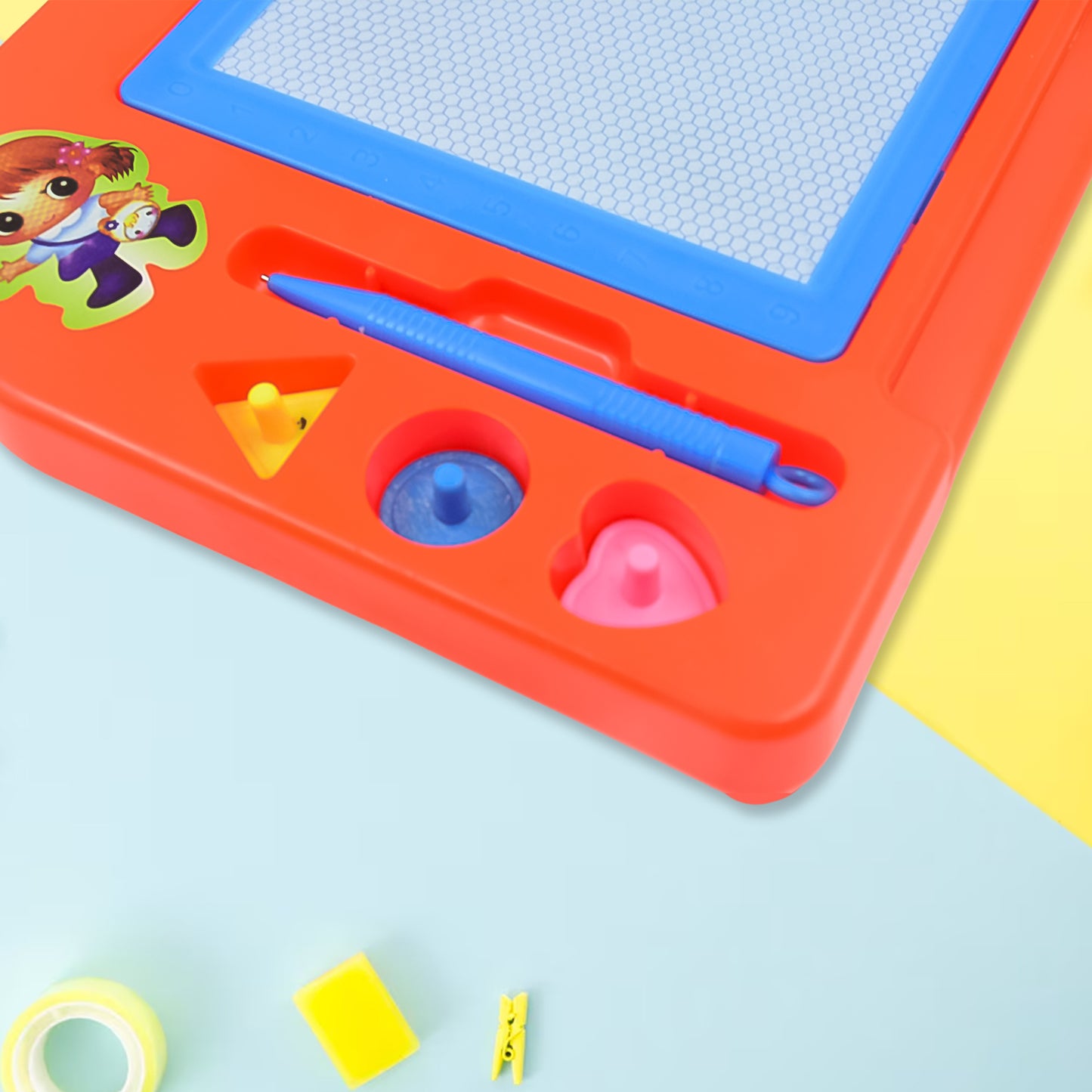 Magnetic slate sketch pad for kids by Wukusy, 27x19 cm, with a black surface for drawing and magnetic features.