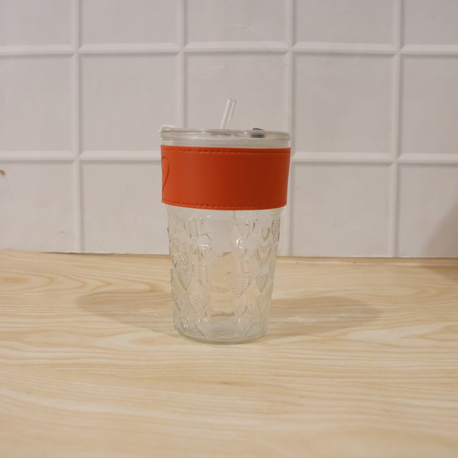 Transparent glass drinking tumbler with lid by Wukusy, ideal for water or juice, shown with a clear view of the glass and lid.