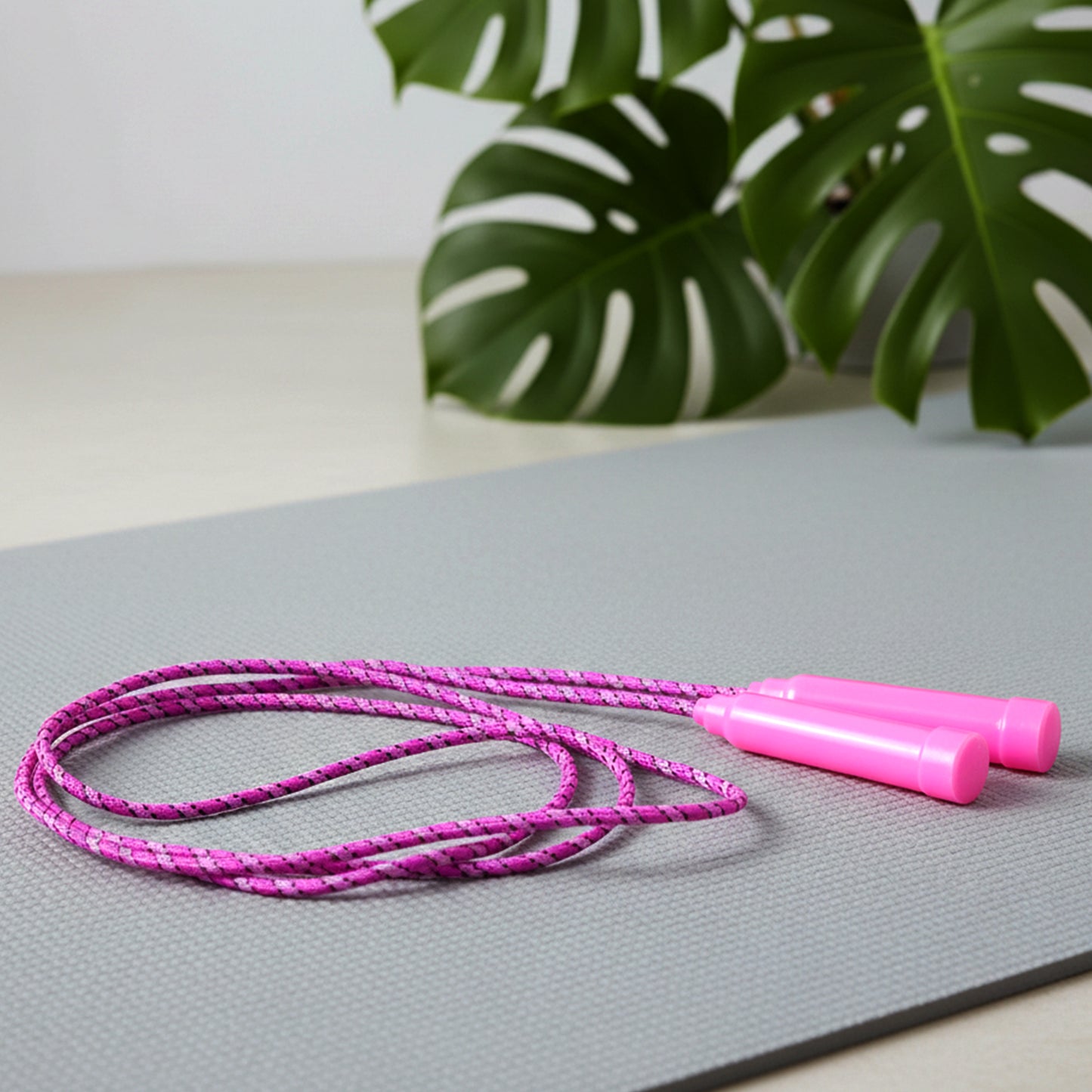 Wukusy kids and adults fitness skipping rope with handle grips, pink and white color for indoor and outdoor exercise