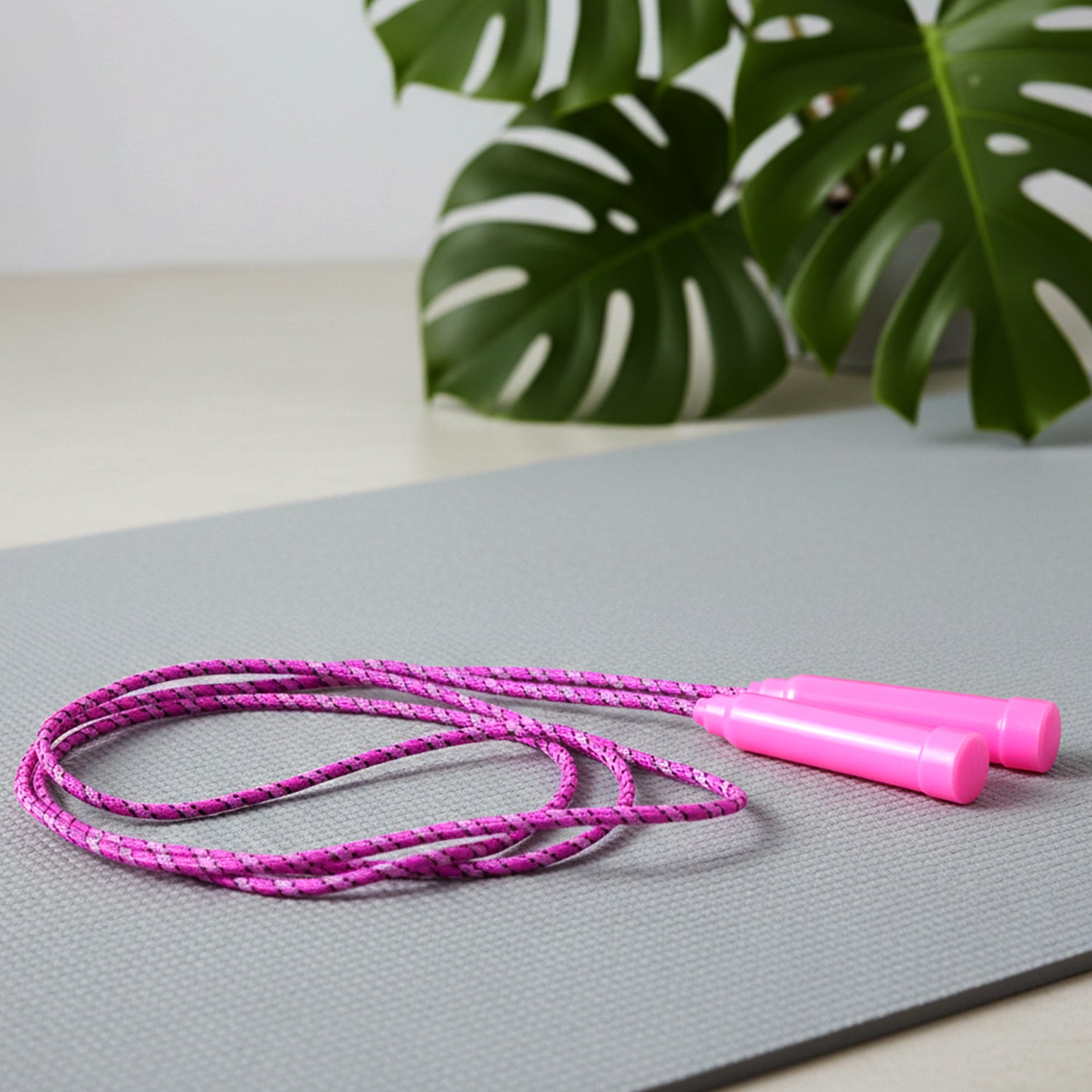 Wukusy kids and adults fitness skipping rope with handle grips, pink and white color for indoor and outdoor exercise