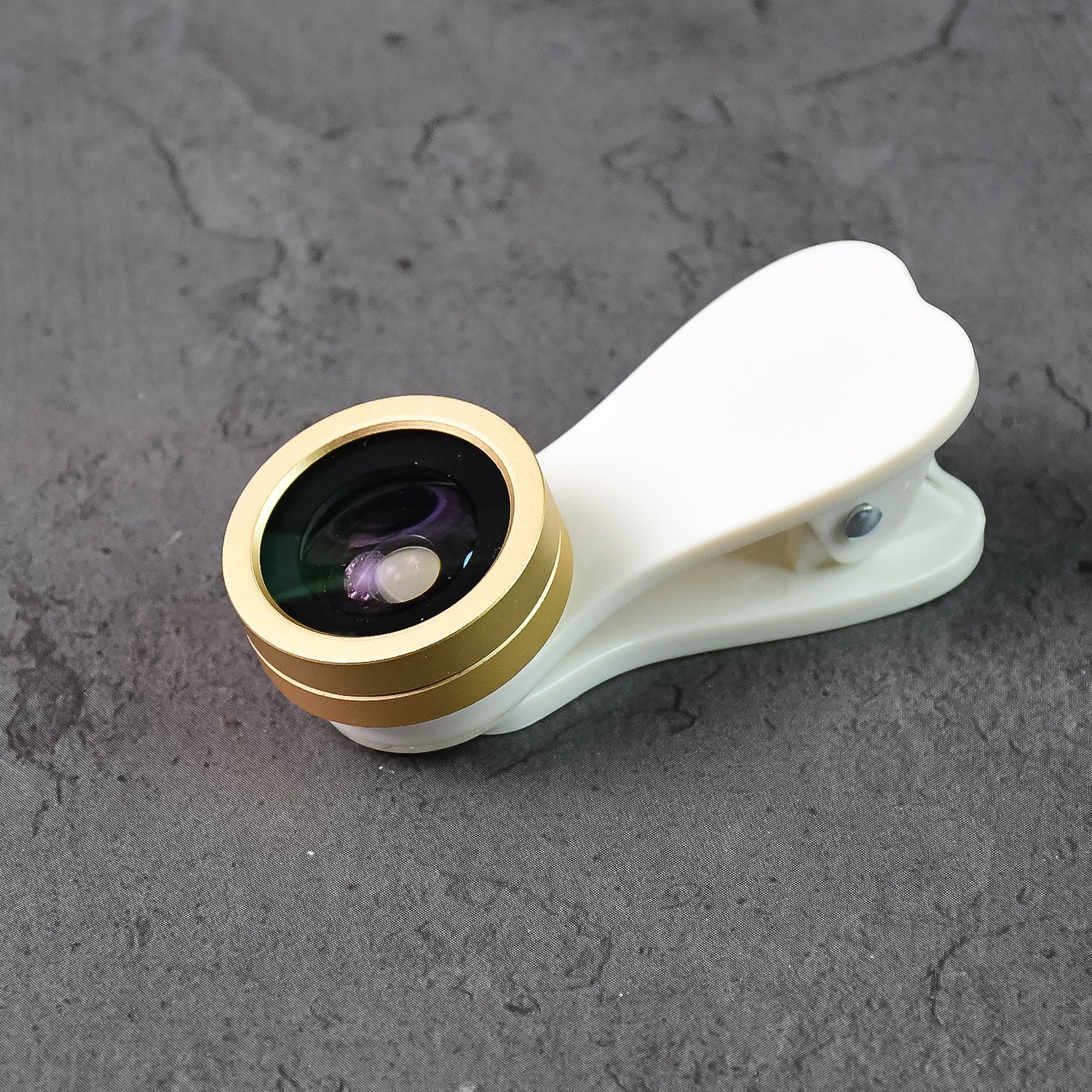 Wukusy universal clip-on mobile camera lens kit with multiple lenses attached to a smartphone for enhanced photography.