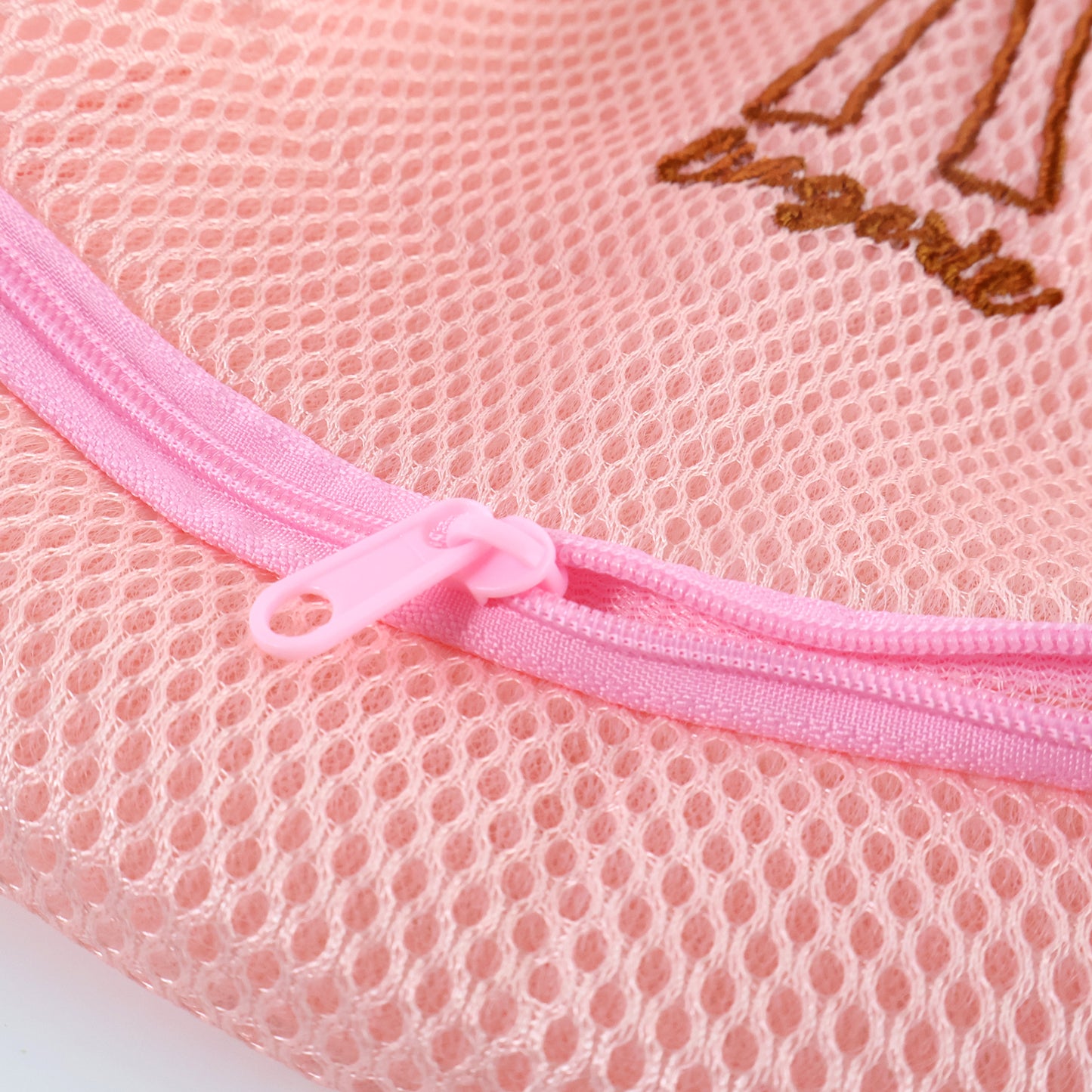 Wukusy thick 3D mesh laundry wash bag for delicate clothes, featuring durable mesh and secure zipper closure for home laundry use